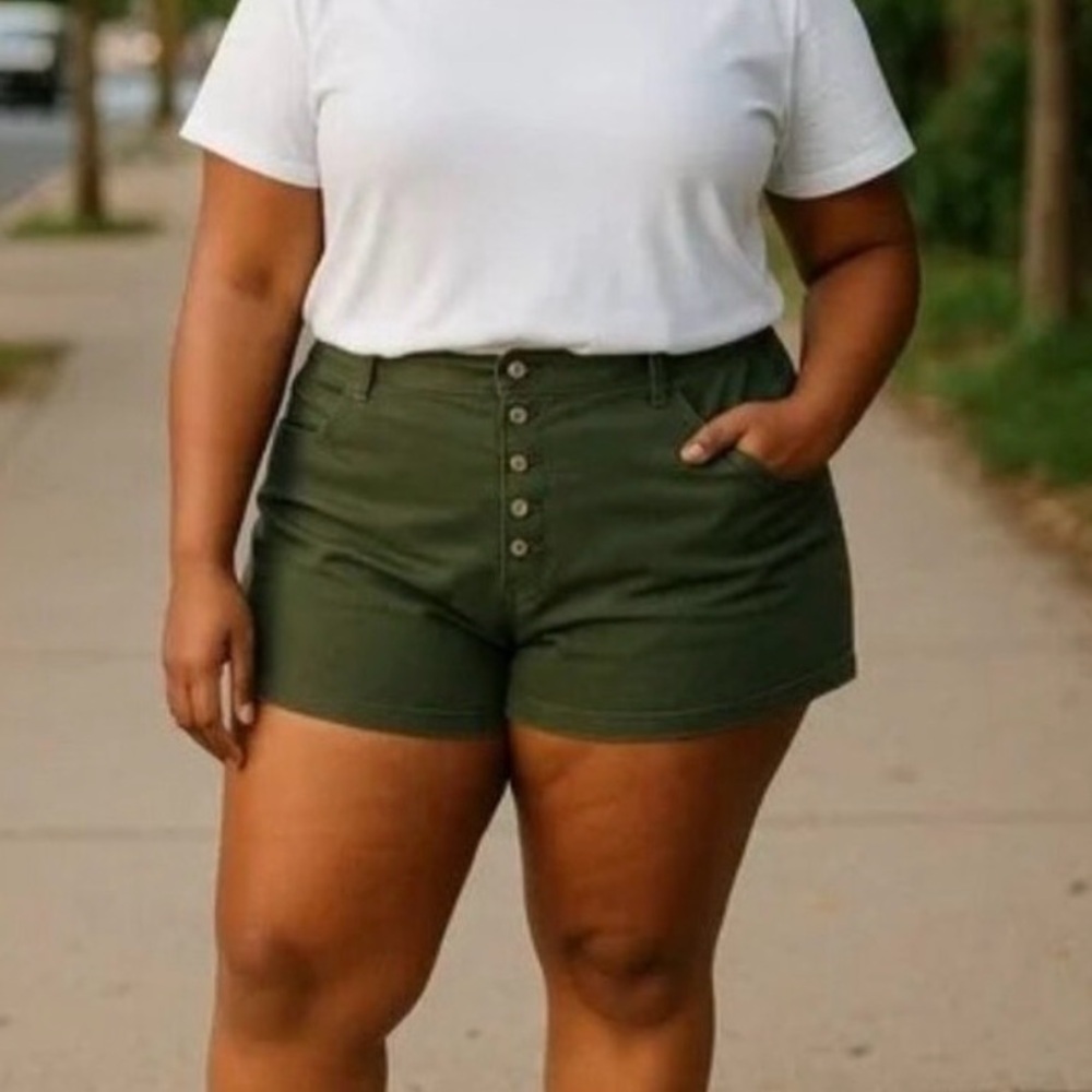 NWT Torrid Mid Rise Stretch Twill Buttonfront Shorts 3.5" Olive Green Size 26